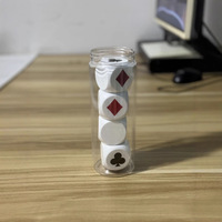 Dés en bois à faible MOQ pour les commandes scolaires, en stock, expédition rapide pour les centres de jeux familiaux, avec une construction en bois dur durable