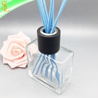 Diffuseur d'arômes au design simple de 140ml Bouteille en verre Diffuseur de parfum carré avec couvercle en bois et bouchon de liège en forme de rectangle plat