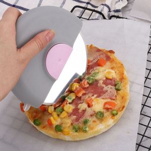 ที่ตัดพิซซ่าทรงกลมสแตนเลสพร้อมด้ามจับกันลื่น - Product Image 3