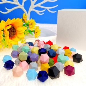 Kit de fabricación de pulseras DIY con dijes hexagonales del fabricante, cuentas de silicona para chupete de bebé y brocha de maquillaje con cuentas - Product Image 3