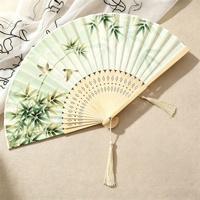 Traditioneller chinesischer Faltfächer aus Bambus mit Vintage-inspirierten Mustern von lächelnden Schmetterlingen und Katzen, bedrucktes Design, Hanfu-Accessoire