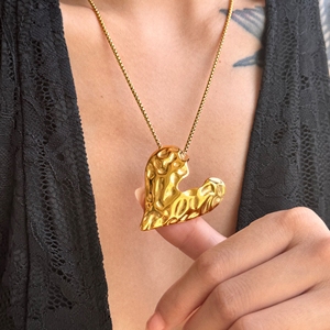 Collana con Ciondolo ANTI FASHION YOUTH 2027 Dazan, Nuova, Placcata in Oro 18k, Acciaio Inossidabile Antiossidante, Design Vintage Unico con Incisione 'Love' - Product Image 3