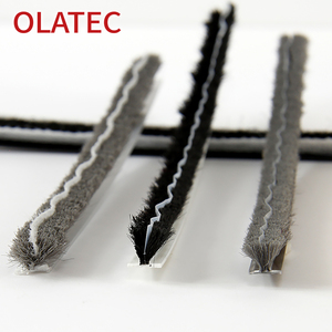 Bande d'étanchéité OLATEC <span class=keywords><strong>à</strong></span> haute densité <span class=keywords><strong>de</strong></span> poils avec ailettes, résistante au vent, idéale pour les installations en zone côtière ou en immeubles <span class=keywords><strong>de</strong></span> grande hauteur - Product Image 1
