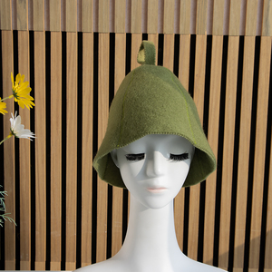 Cappello da sauna in pura lana che porta il tuo marchio come un distintivo d'onore, mentre il calore si avvolge all'ingresso. - Product Image 3