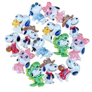 Cabujón de resina mini kawaii con forma de perro de dibujos animados, de base plana y con orificio, para colgante de zapato, joyería, manualidades DIY y venta al por mayor - Product Image 1