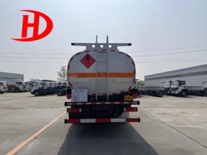 Camión de Transporte de Combustible de Acero Euro V Shacman 8x4, 27.5CBM, Anti-Fugas, para Crudo/Gasolina, con Bomba de Combustible, 270HP, 5001-10000kg - Product Image 4