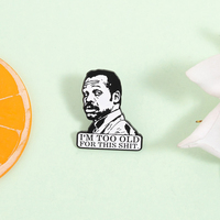 Broche de esmalte con diseño de humor forense y policíaco: Soy demasiado viejo para esto. Joyería al por mayor.
