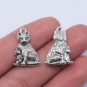 Breloque Chat Mère Pelucheuse avec Chaton 21x15mm en Alliage de Zinc Argent Vieilli <span class=keywords><strong>pour</strong></span> <span class=keywords><strong>Badge</strong></span> de Volontaire d'Association d'Accueil d'Animaux - Product Image 1