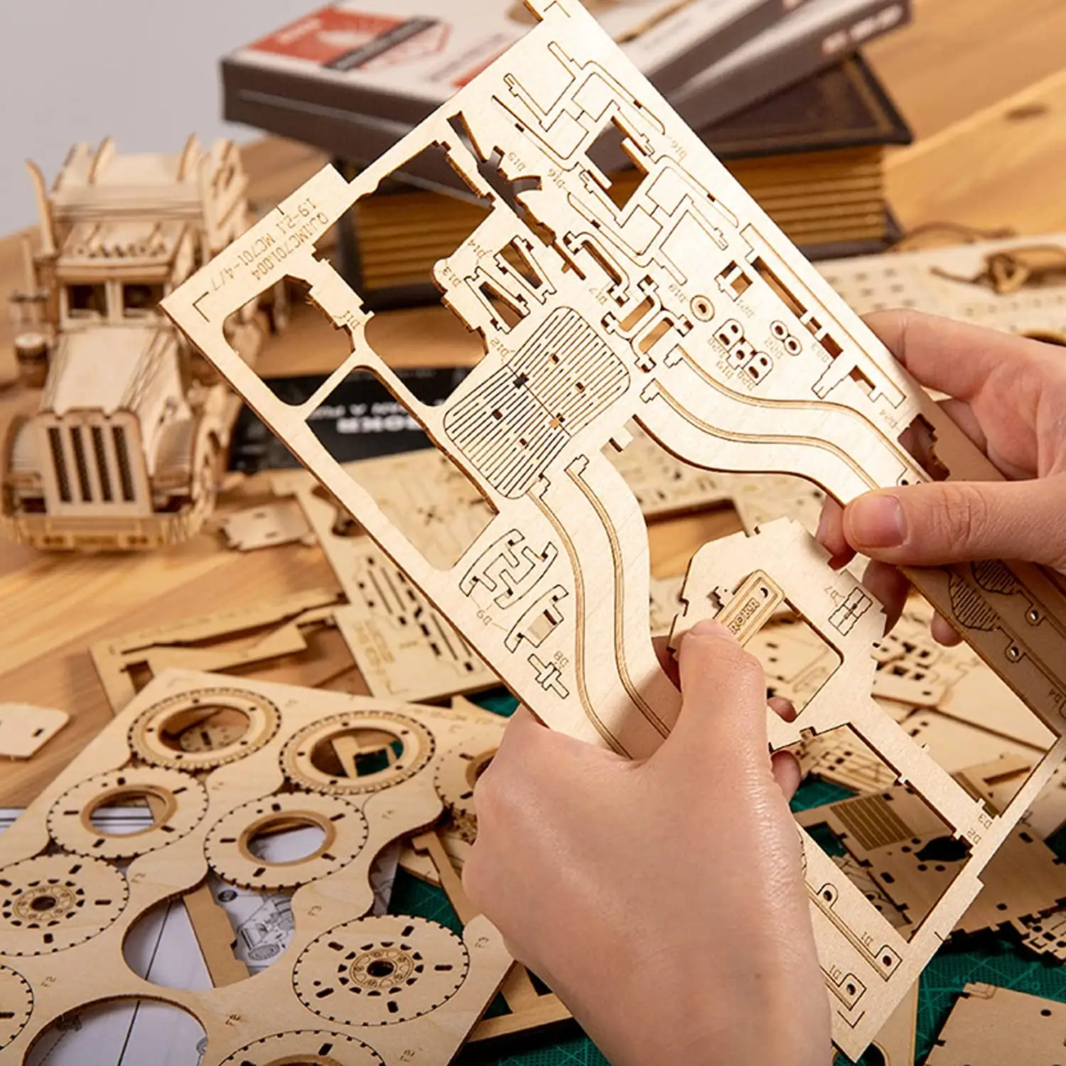 大人のために構築する3D木製パズルモデルカーキット、カーモデルビルディングキット395pcsウッドクラフトホビーギフト10代の男性女性