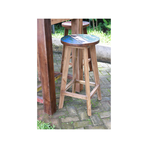 Rehaussez l'ambiance des réceptions en plein air avec ce set de bar en teck recyclé, comprenant des tabourets en teck durable et une table élégante. - Product Image 4