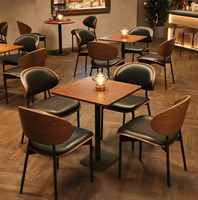 Ensemble de meubles de salle à manger rétro en bois durable avec chaises à dossier incurvé et pieds en métal élégants pour restaurants, cafés, hôtels et bars