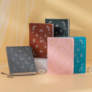 Carnet A5 Sakura en cuir PU avec couverture gaufrée à l'or, bordure argentée, journal à grille de points avec ruban et bande élastique - Product Image 3