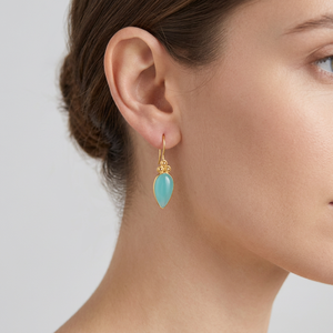 Pendientes ligeros y sencillos con cabujón de calcedonia aguamarina en forma de lágrima, latón chapado en oro de 18k, diseño con cuentas, gancho para la oreja, pendientes con bisel. - Product Image 3