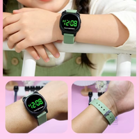 Montre Sportive 2026 Tendance Dessin Animé Homme Femme Étudiant, Lumineuse LED Numérique Verte, en Plastique Simple, Électronique