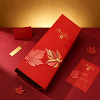Boîte cadeau pour vin de luxe pliable personnalisée, rouge et or, avec estampage à chaud, fermeture magnétique et poignée en ruban