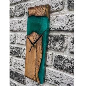 Elegante Reloj de Pared de Resina y Madera que Combina un Patrón Artístico con un Acabado Liso Diseñado para Agregar Atractivo Visual - Product Image 1