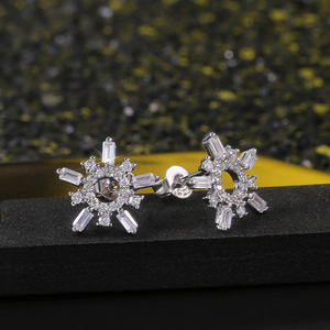Orecchini a Perno Dineng a Forma di Fiocco di Neve con Diamanti Bianchi Taglio Baguette, Classici per Uso Quotidiano Femminile, Gioielli Raffinati - Product Image 4