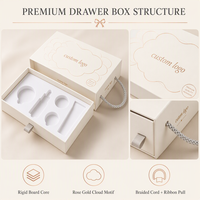 Boîte cadeau coulissante blanc crème avec poignée en corde tressée et contour nuage en feuille d'or rose pour emballage cosmétique