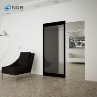 Porte coulissante en bois massif avec rail dissimulé, look élégant pour la décoration de chambre et de salon.