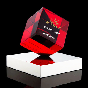 Noble fabricante <span class=keywords><strong>cubo</strong></span> de cristal <span class=keywords><strong>rojo</strong></span> con Base de cristal blanco logotipo personalizado a medida regalo de negocios artesanía a mano premio de trofeo futuro - Product Image 1