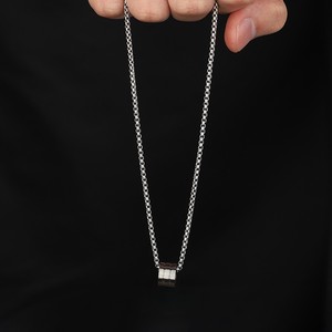 Collier en Titane Anti-ternissement avec Pendentif Cylindrique Géométrique Minimaliste et Chaîne Maille Forçat pour Hommes et Femmes – Vente en Gros - Product Image 4