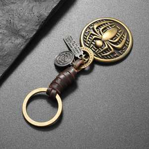 Porte-clés de voiture en métal rétro en alliage avec pendentif emblème araignée en cuir tressé, style simple et distinctif - Product Image 4