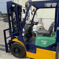 Chariot élévateur Komatsu de 3 tonnes, fabriqué avec soin, minutieux dans chaque détail, robuste et fiable, gère les charges lourdes avec facilité
