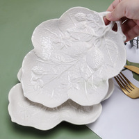 Assiette en céramique à motifs de feuilles et de fruits en relief, plat de service sculpté blanc pour desserts, apéritifs, décoration intérieure et cadeaux