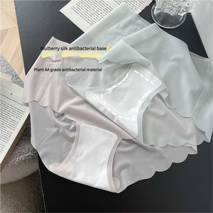 Venta al por mayor de ropa interior ultrafina para Niñas Ropa interior de seda de hielo cintura media transpirable melocotón nalgas entrepierna de seda pantalones cortos de mujer - Product Image 5