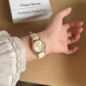 Un reloj redondo de estilo retro para mujer, que exuda un lujo ligero y un encanto de nicho. Es una mujer vintage, versátil y de piel clara. - Product Image 5