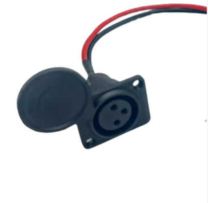 La configuración de 3 pines proporciona una interfaz eléctrica estable. Puerto de carga XLR de 3 pines. - Product Image 2