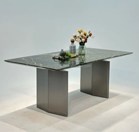 Dalles de table à manger en marbre vert turquoise - Surfaces de table en pierre naturelle polie pour les intérieurs de maisons et d'hôtels modernes et luxueux