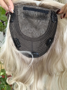 ท็อปเปอร์ผมแท้คุณภาพสูงแบบสั่งทำพิเศษสำหรับผู้หญิง สีบลอนด์น้ำผึ้งไฮไลท์ พร้อมฐานไหม  ผลิตจากผมมนุษย์ยุโรปเกรดพรีเมียม - Product Image 4