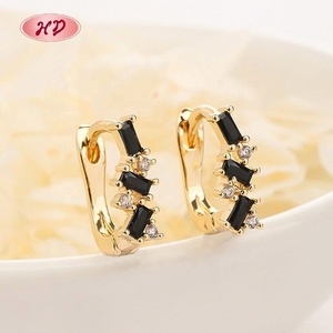 Pendientes Huggie Clásicos Chapados en Oro de 18K con Diseños de Circones Modernos, Joyería de Latón para Mujer, Excelente Idea de Regalo de Aniversario - Product Image 6