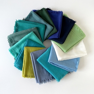 Chal de Textura Suave y Arrugada, Color Sólido, con Flecos, Ligero y Transpirable, Accesorio Versátil para la Playa, Viajes y Uso Diario - Product Image 2