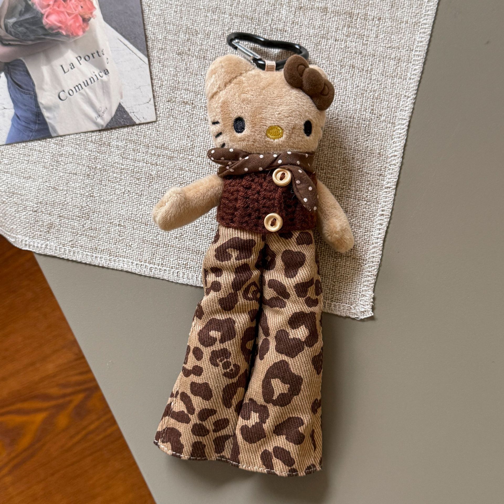 Gilet en jean imprimé léopard marron, pendentif foulard en soie à pois