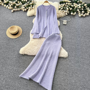 Ensemble haut et jupe mi-longue en tricot à taille haute pour femmes coréennes en automne, personnalisé, uni, ample, col rond, vente en gros - Product Image 3