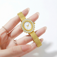Montre-bracelet élégante pour femme, style rétro, vente en gros, usine source, dorée, avec lunette en cristal tournesol, cadran blanc, bracelet tressé