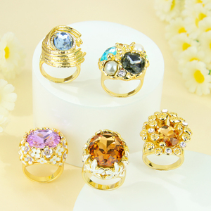 Bague Cocktail Florale Tendance Européenne en Cuivre Plaqué Or 14K avec Moissanite et Grand Cristal Carré Exquis - Product Image 1