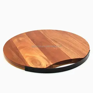 Placa de corte de madeira redonda com punho de metal