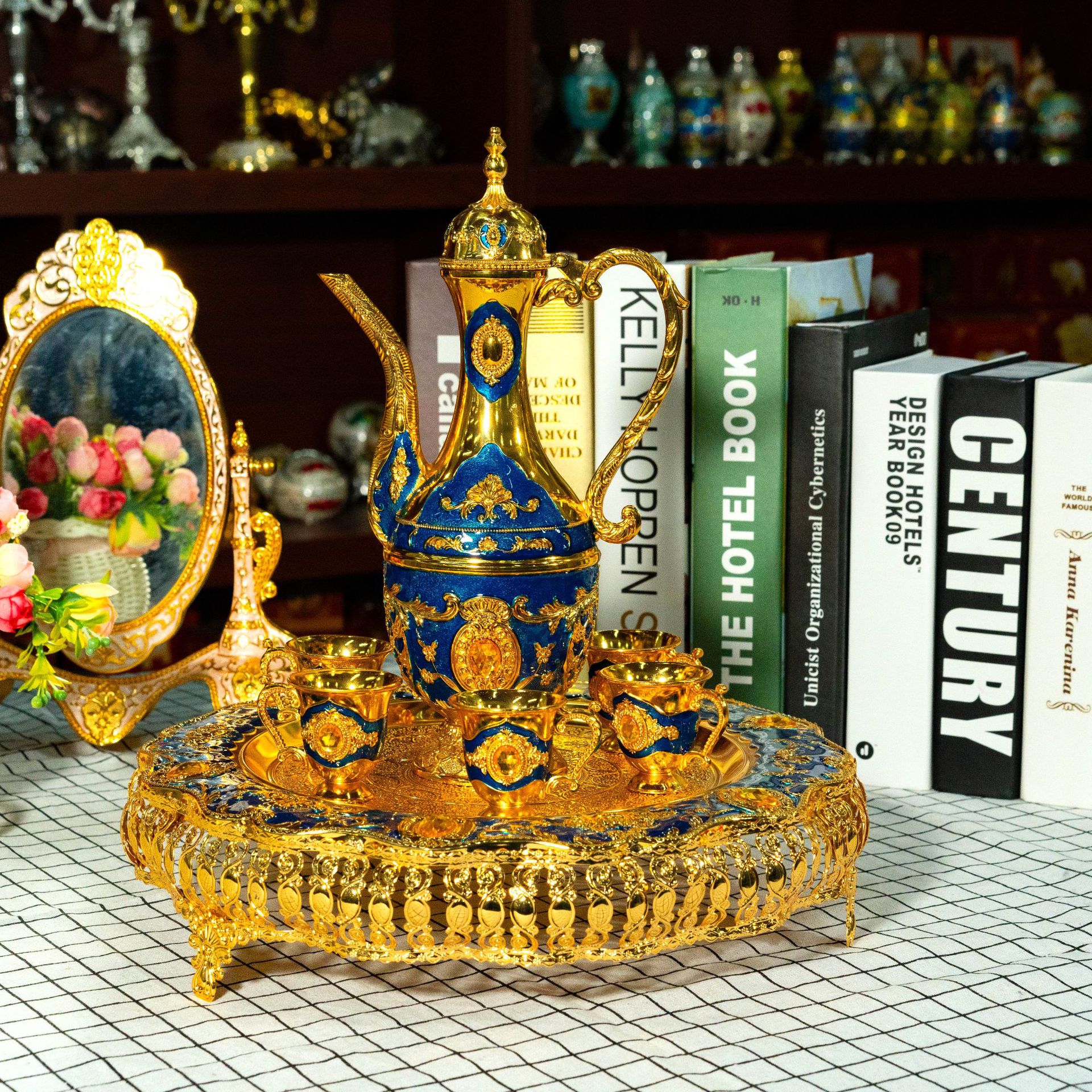 Plat doré-bleu profond