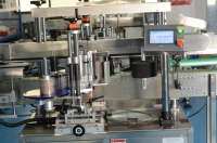 Machine d'étiquetage automatique double face APM-L400 pour bouteilles carrées, machine d'étiquetage automatique à deux côtés, machine d'étiquetage automatique