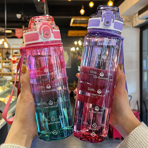 Bouteille d'eau en plastique de <span class=keywords><strong>sport</strong></span> de couleur dégradée 1L portable transparente en gros avec couvercle escamotable et échelle - Product Image 5