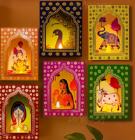 La décoration murale dans le salon présente un ensemble de trois tableaux en bois faits à la main.