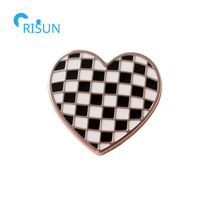 Personnalisé drôle formule F1 course voiture de course noir et blanc damier drapeau émail épinglette insigne broche personnalisé damier émail broche