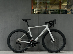 Bicicleta SAVA T1000 Di 2 7170 con Cambio Electrónico, Cuadro de Carbono, Ofrece Rendimiento Ligero y Durabilidad - Product Image 4