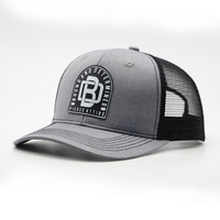 Gorra de malla clásica con parche de cuero bordado, gorras OEM, gorras de camionero de malla personalizadas con 5 o 6 paneles en espuma y gamuza en blanco