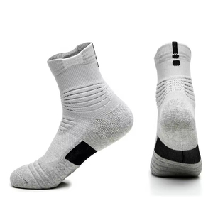 Chaussettes de sport d'été en gros pour la course à pied, chaussettes de basketball montantes en tissu éponge avec logo personnalisé pour hommes, jeunes et adultes, haute qualité - Product Image 3