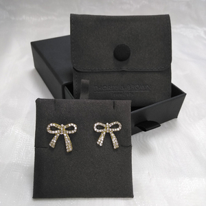 Sacs enveloppes carrés modernes de luxe en microfibre à bouton-pression découpé au laser 8x8 pour le rangement et la présentation de bijoux - Product Image 1