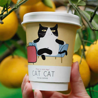 Doppelwandige Einweg-Kaffeebecher aus Papier mit weißen Deckeln, lustiger Sofa-Katzen-Cartoon-Druck, isolierte Papierbecher mit individuellem Logo